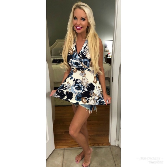 LAST 1! 💕💕 Beautiful Stretch Kit Surplice Top! - Picture 3 of 4